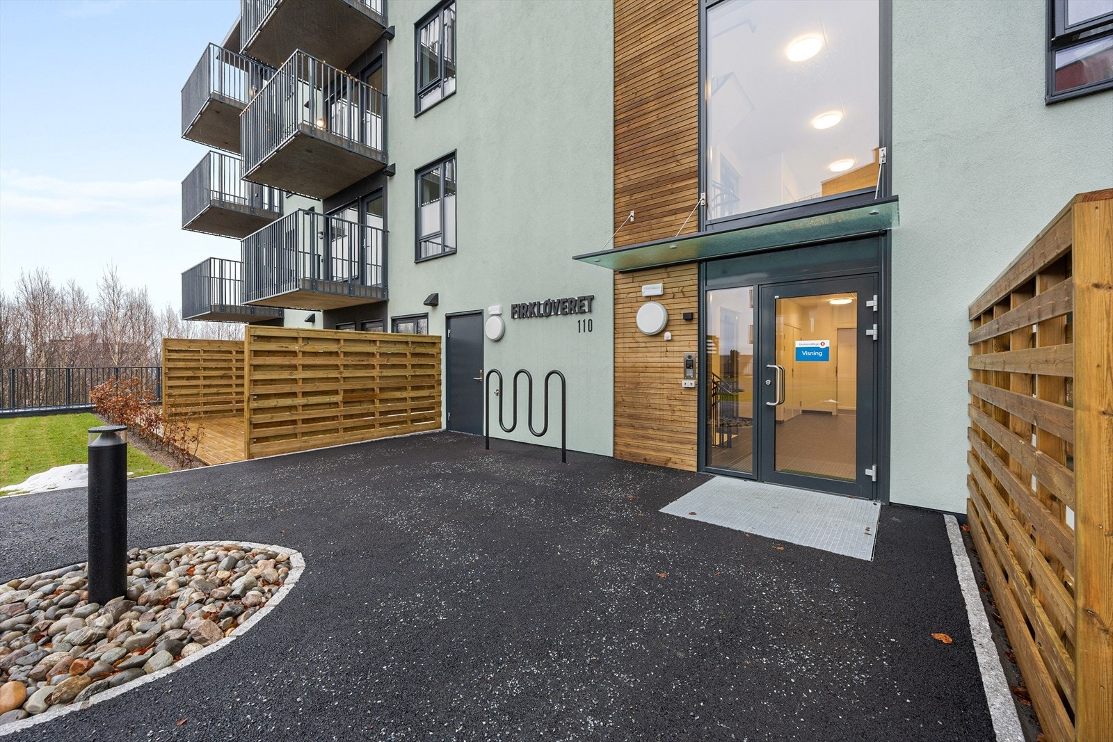 Bygget har et representativt inngangsparti med heis til alle etasjeplan. Galleribilde