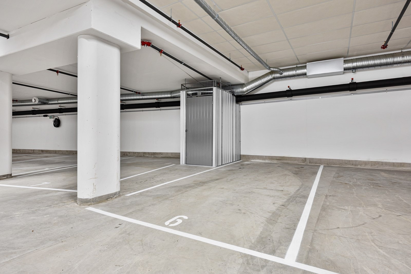 Leiligheten disponerer en fast parkeringsplass, nr. 6 med bod rett ved siden av i garasjekjelleren. Galleribilde