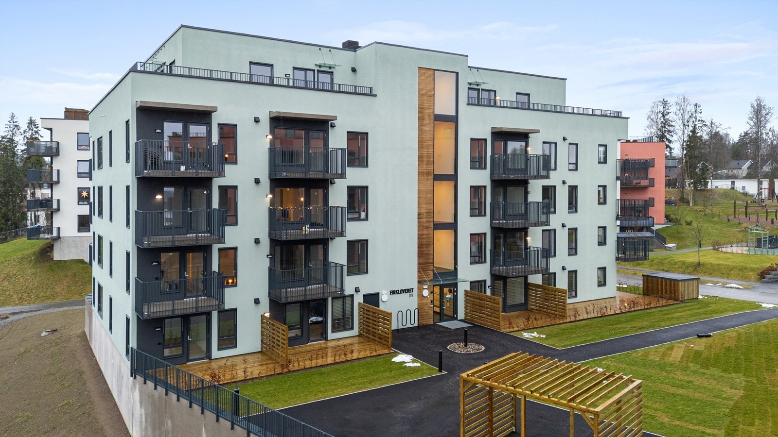 Moderne leilighetsbygg fra 2025 med pussede fasader. Galleribilde