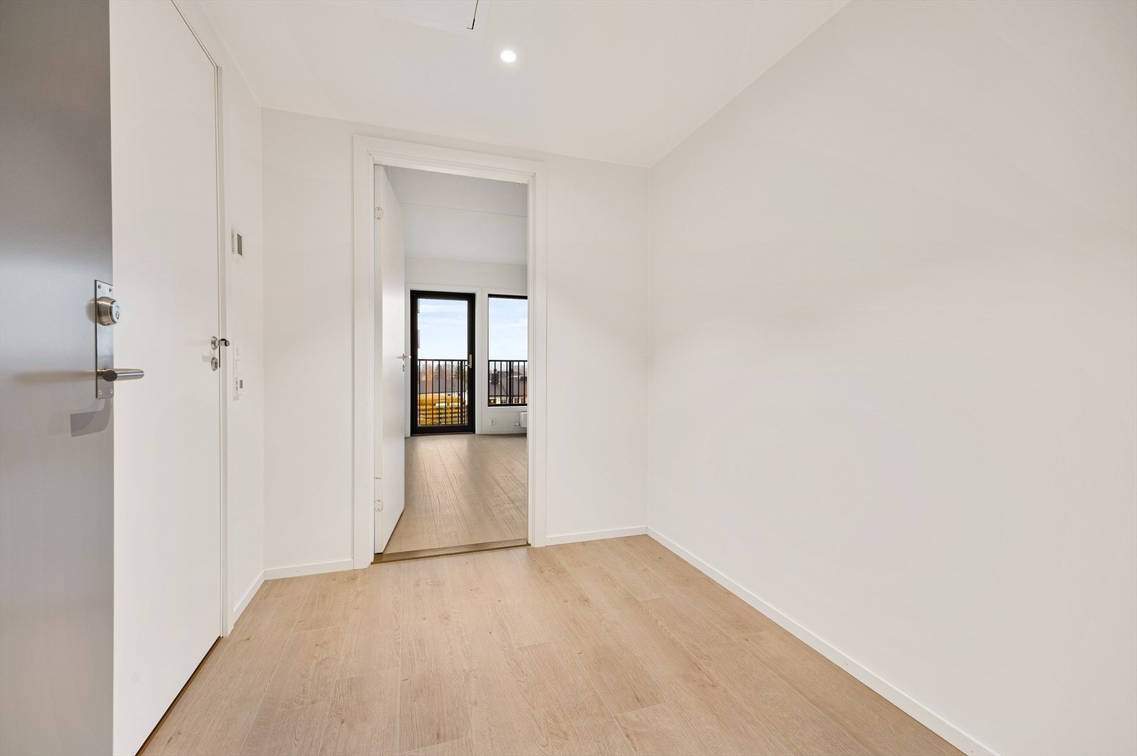 Du ønskes velkommen inn i en lys entré med plass til garderobeløsning. Galleribilde