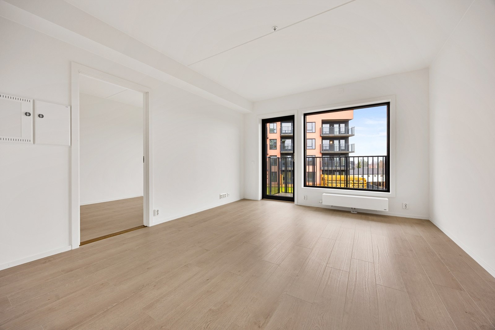 Store vindusflater gir rikelig med naturlig lys og en åpen romfølelse. Galleribilde