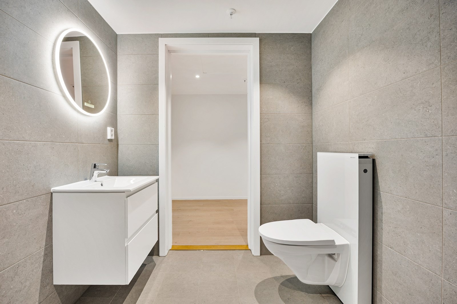 Leilighetens bad er helfliset og har varme i gulvet for økt komfort. Galleribilde