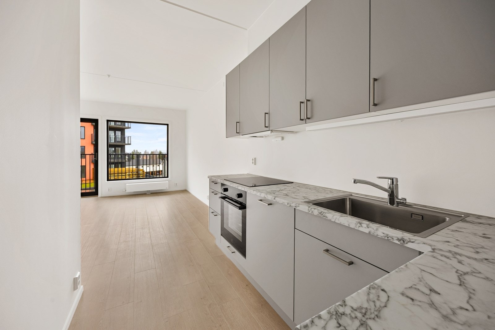 Leiligheten har en åpen og sosial planløsning mellom stue og kjøkken. Galleribilde