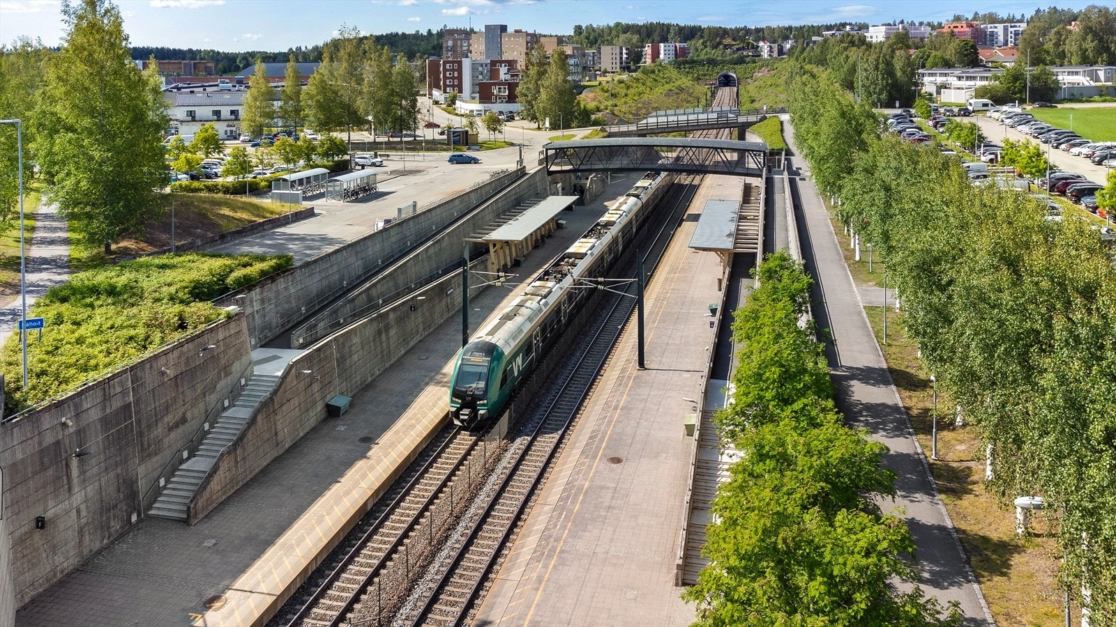 Eidsvoll Verk stasjon ligger kun en kort spasertur på ca. 10 min. unna, med avganger mot Oslo og Gardermoen samt nordover. Galleribilde