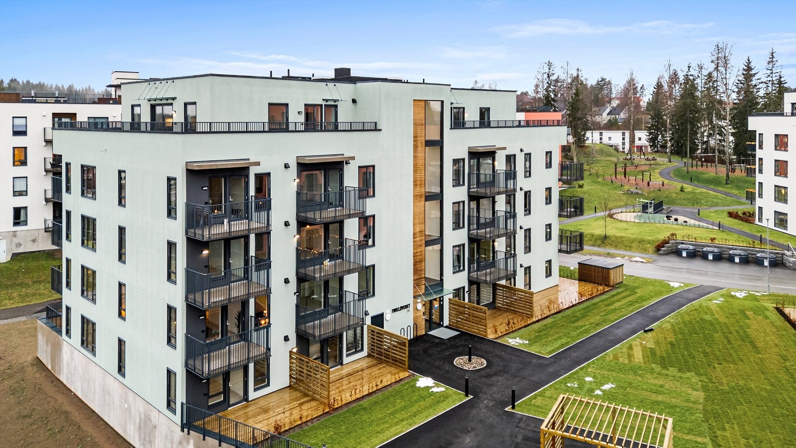 Eiendommen ligger i et nyetablert og rolig boligområde på Råholtåsen. Galleribilde