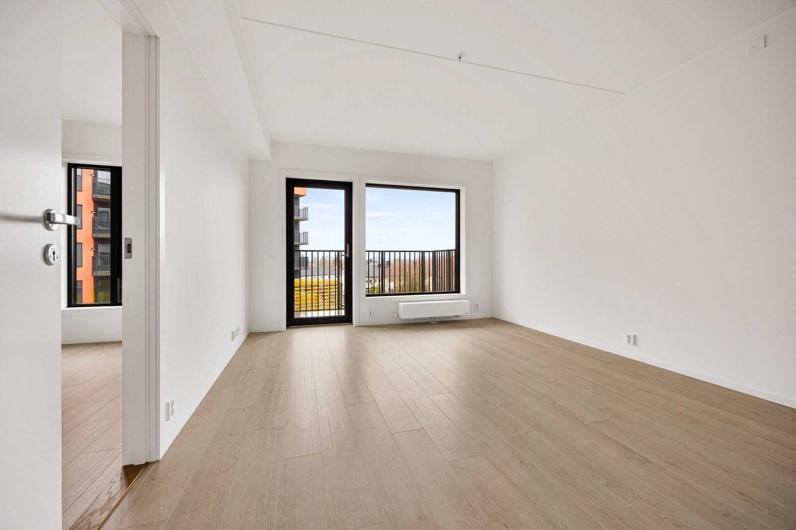 Rommet er enkelt å møblere med plass til både sofagruppe og spisebord. Galleribilde