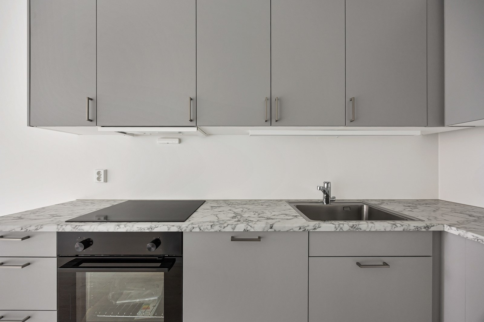 Kjøkkenet er utstyrt med integrert stekeovn og keramisk platetopp. Galleribilde