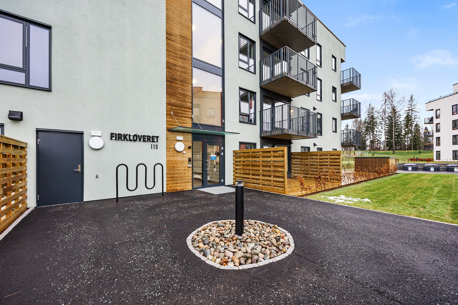 Praktisk sykkelparkering er tilgjengelig rett utenfor inngangsdøren. Galleribilde