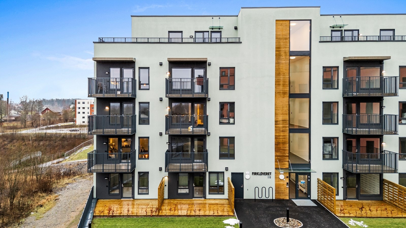 Fellesområdene er pent opparbeidet med grøntarealer og gangstier. Galleribilde