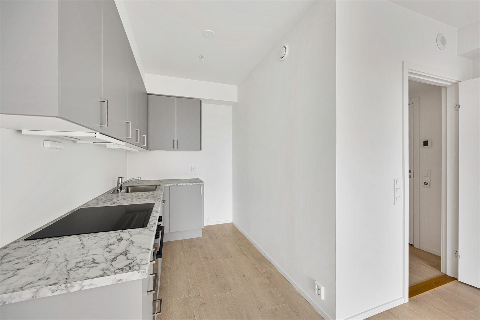 Det er godt med skap- og benkeplass, som gir gode arbeidsforhold. Galleribilde