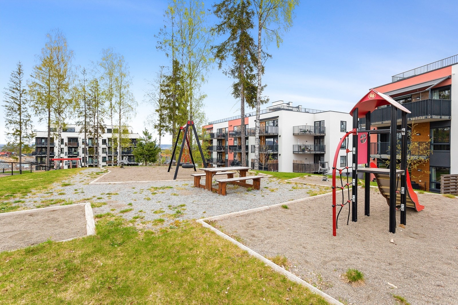 Store, bilfrie fellesarealer med lekeplasser og sittegrupper. Galleribilde