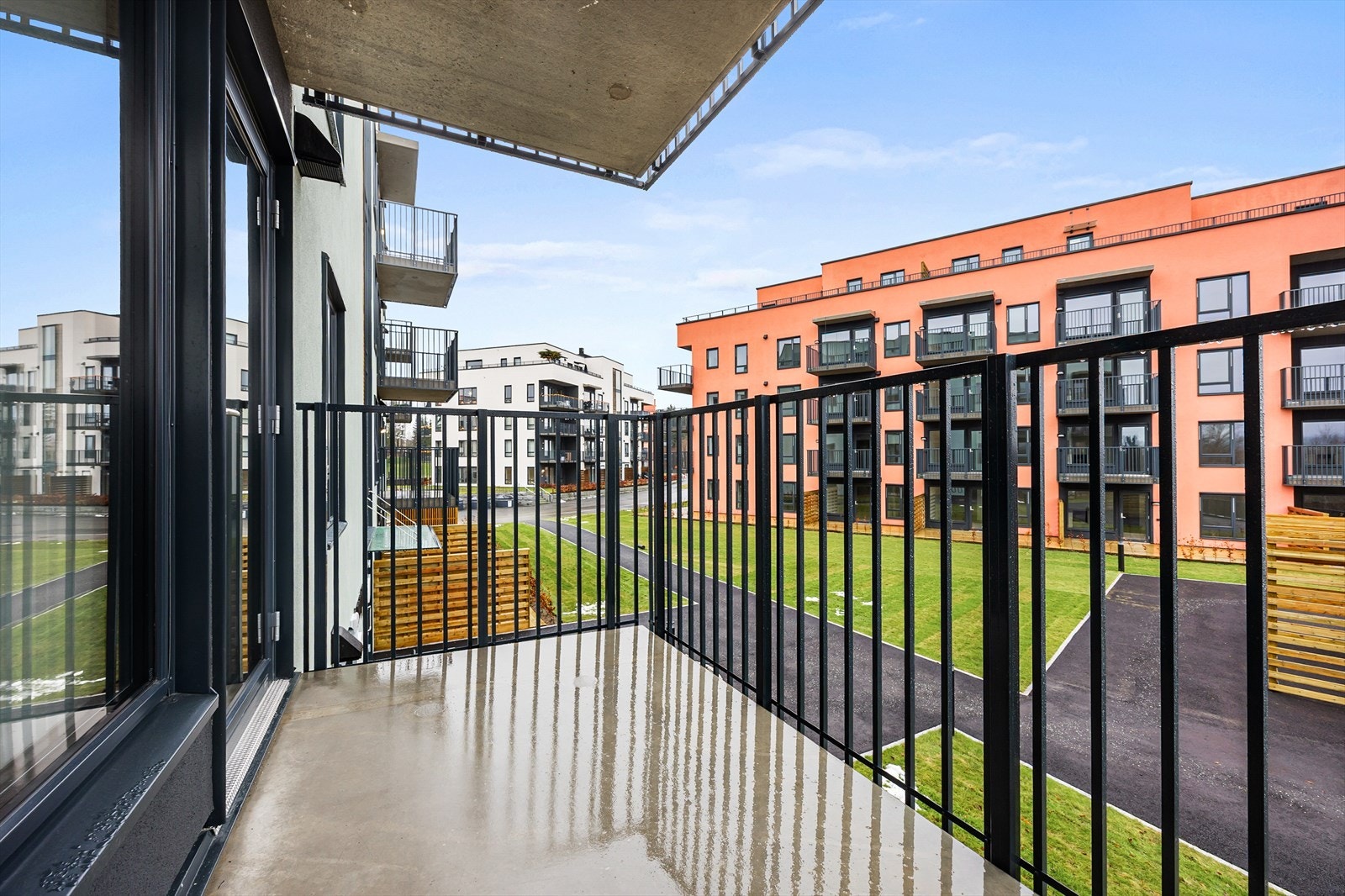 Fra stuen er det direkte utgang til en balkong på 5 m². Galleribilde