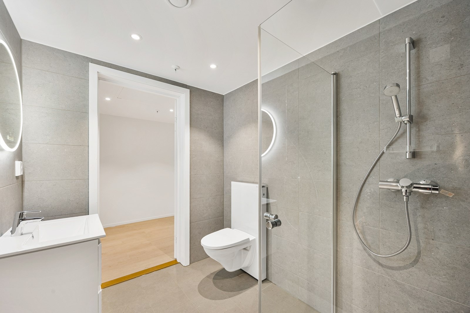 Innredningen består av servant med underskap, vegghengt toalett og downlights i taket. Galleribilde