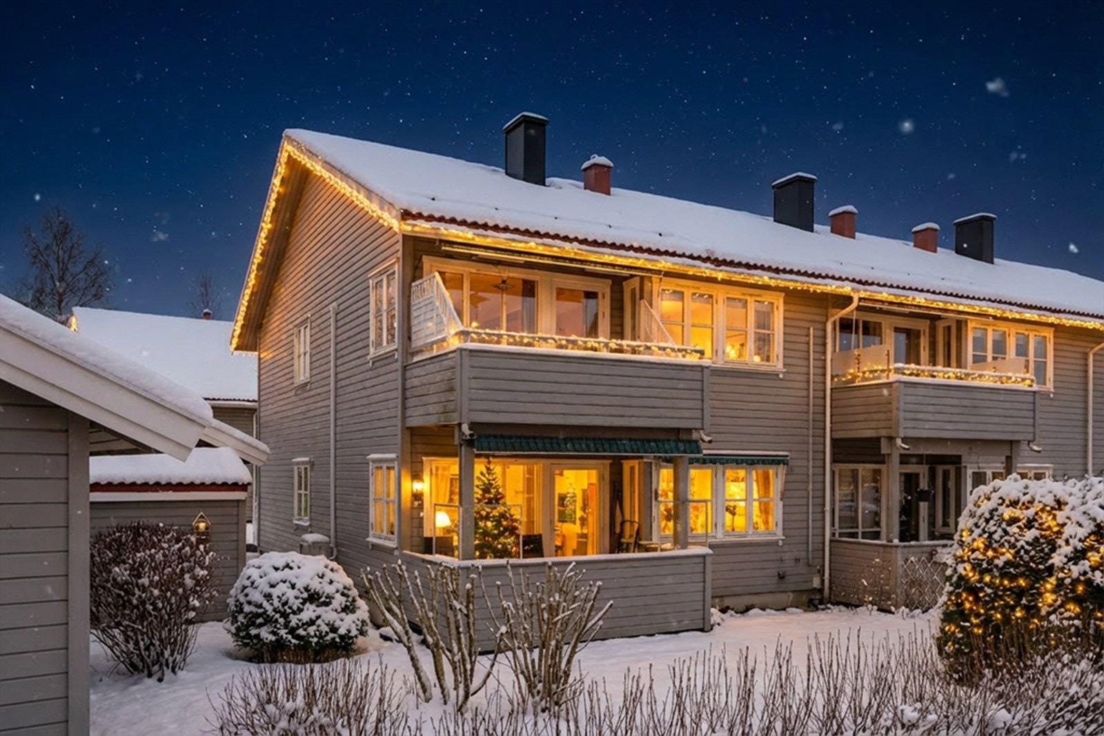 Attentus har gleden av å presentere denne fine boligen i all sin juleprakt. Det gjøres oppmerksom på at bildet er KI generert, og avviker fra virkeligheten. Galleribilde