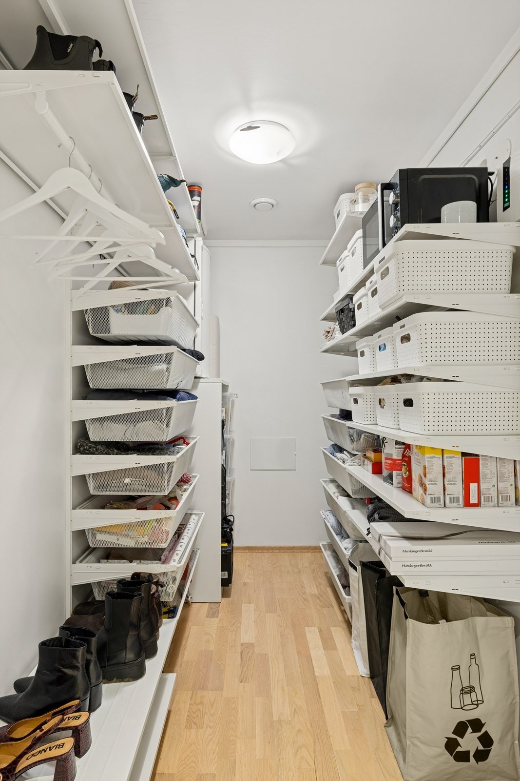 Leiligheten har en innvendig bod med lagringsplass. Garderobeløsning i bod medfølger ikke. Galleribilde