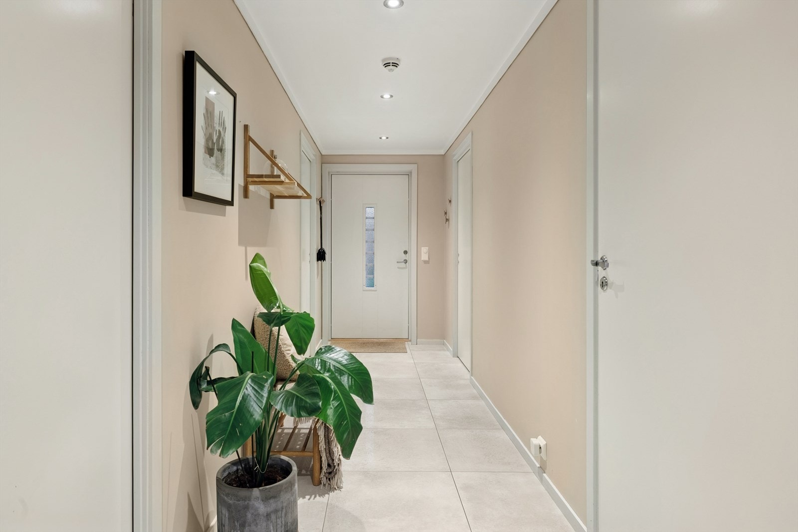 Man ønskes velkommen i en flislagt entré med behagelig gulvvarme. Galleribilde