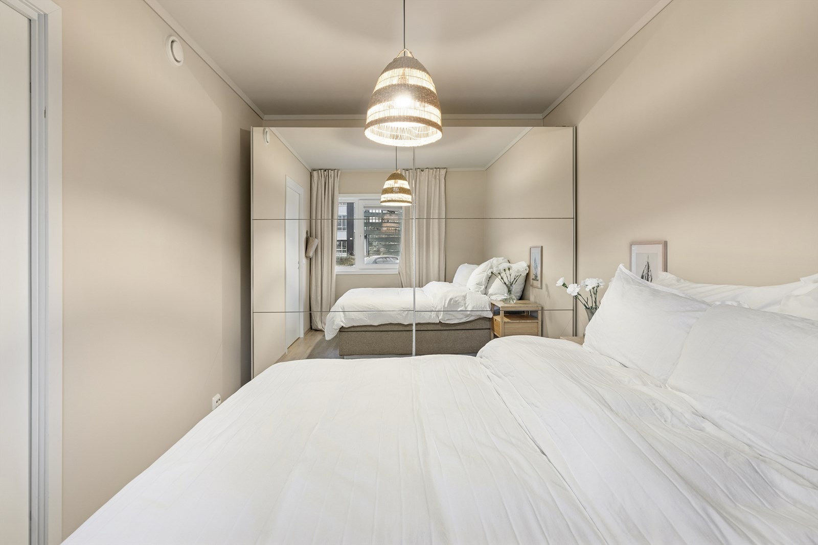 Skyvedørsgarderobe gir effektiv oppbevaring i rommet. Galleribilde