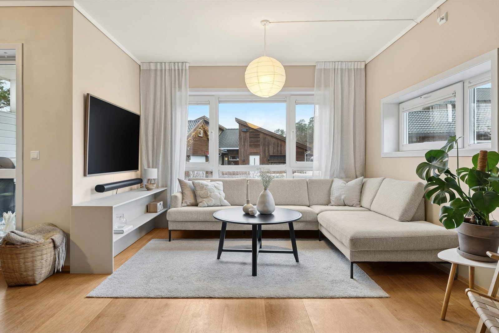 Store vindusflater gir godt lysinnslipp til stuen. Galleribilde