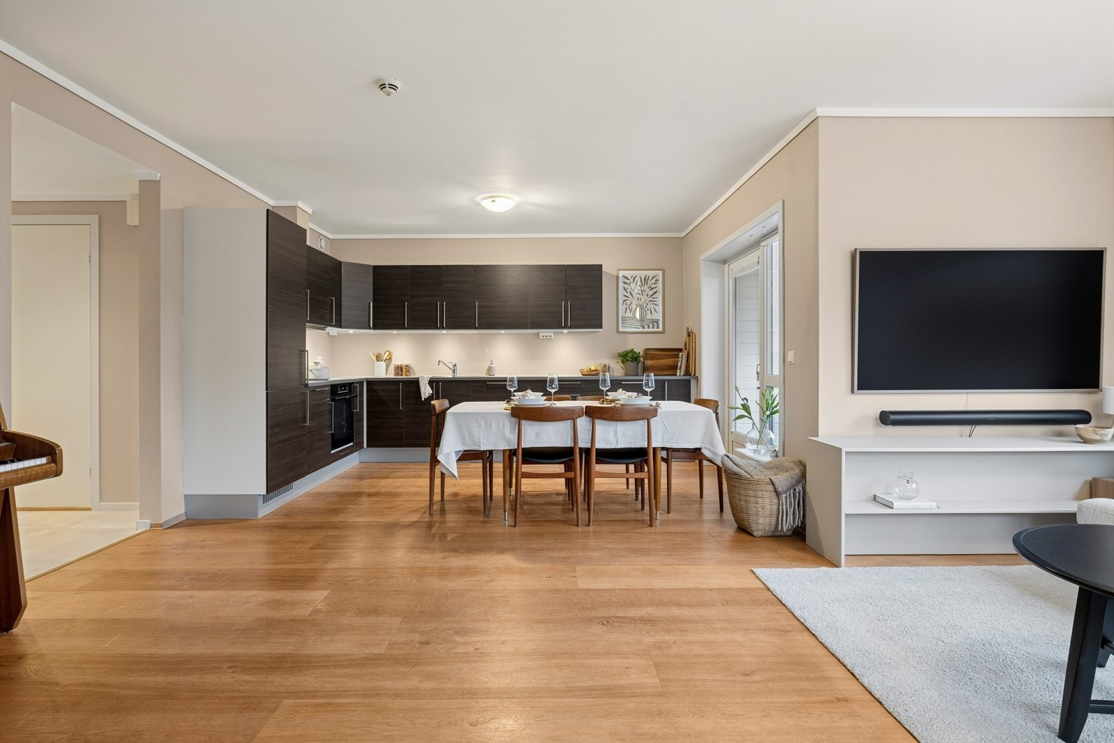 Leiligheten har en åpen og sosial stue-/kjøkkenløsning. Galleribilde