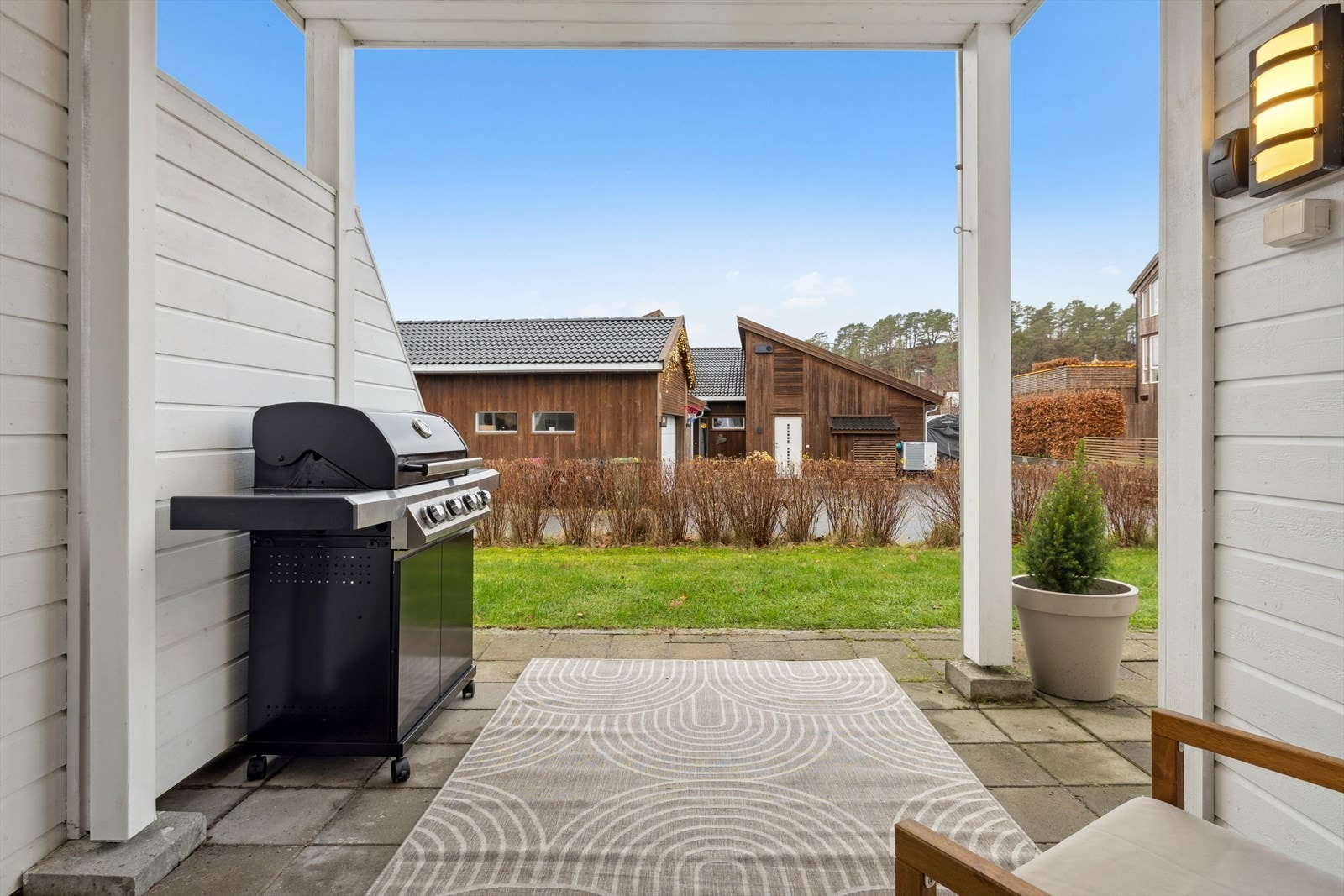 Leiligheten har en stor og hyggelig uteplass. Galleribilde