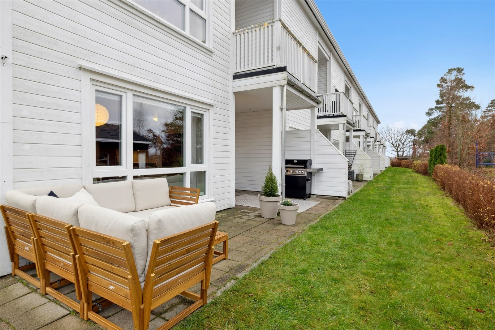 Uteplassen ligger solrikt til mot vest og har rikelig med kvelds- og ettermiddagssol. Galleribilde