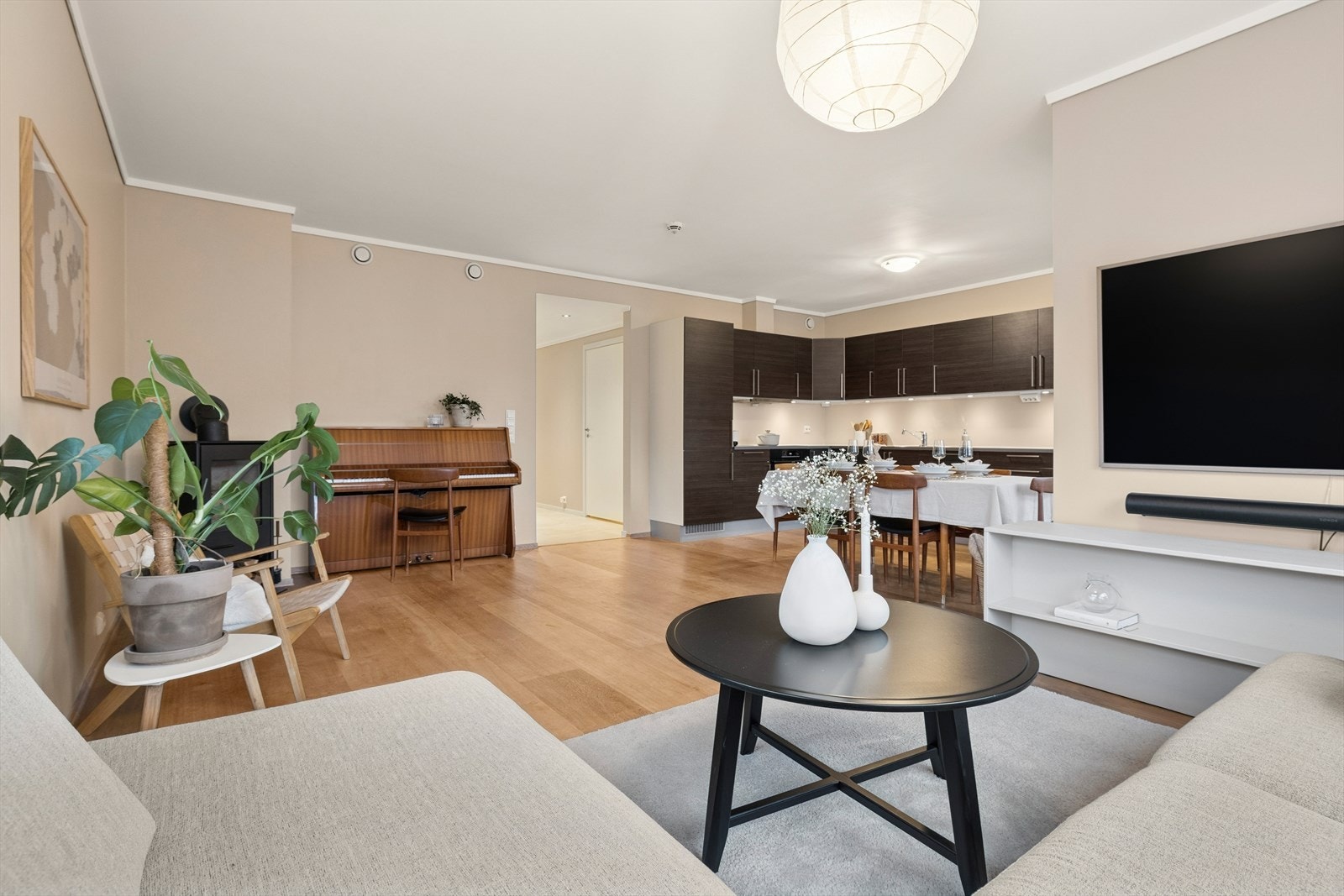 Stuen/kjøkkenet er leilighetens naturlige samlingspunkt. Galleribilde