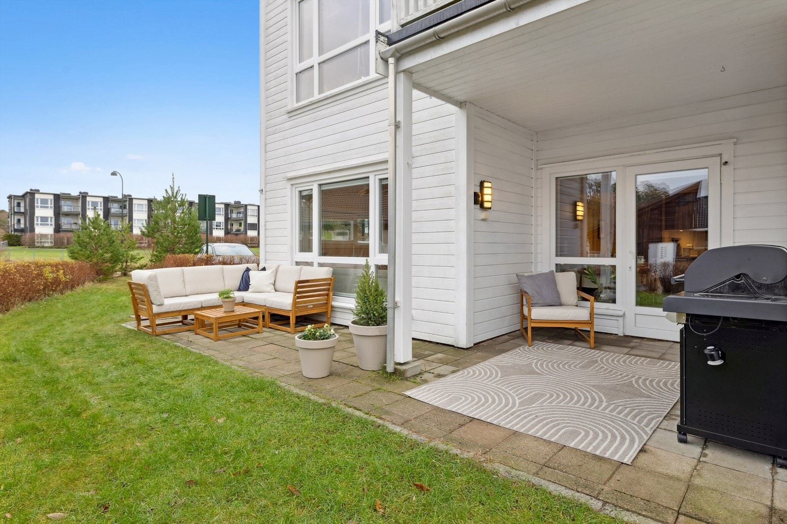 Fra uteplassen er det direkte adkomst til felles grøntområde foran bygget, boltreplass for store og små. Galleribilde