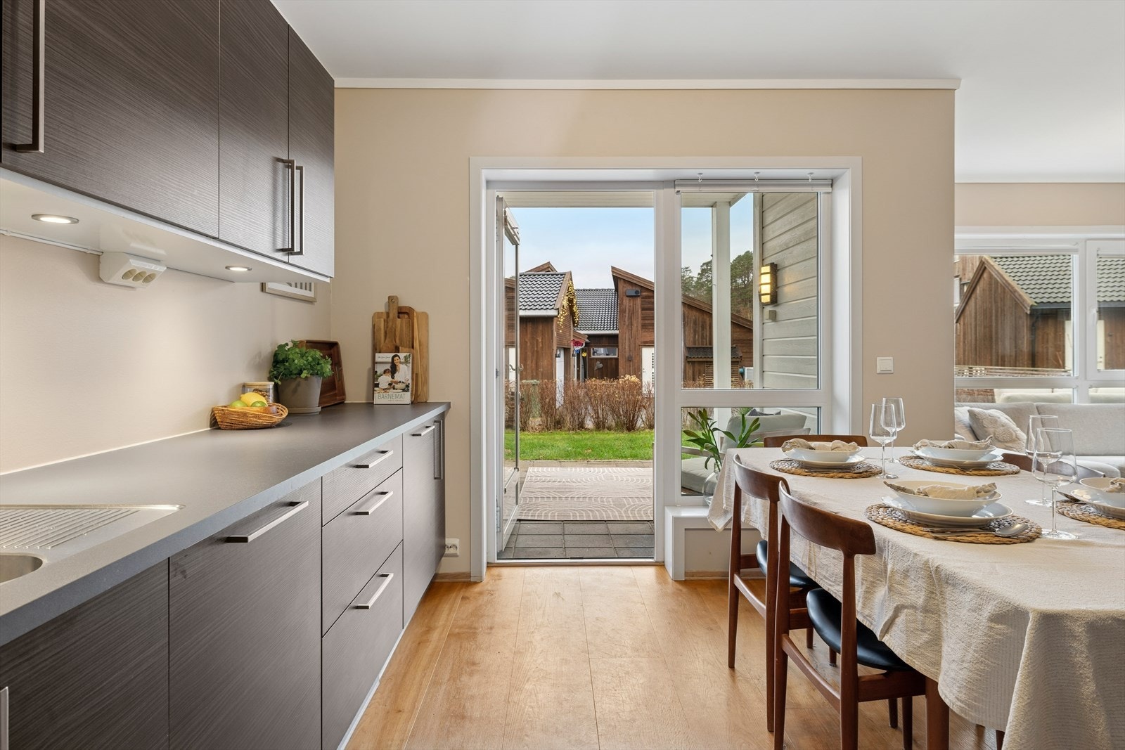 Fra spiseplassen er det utgang til uteplassen. Galleribilde