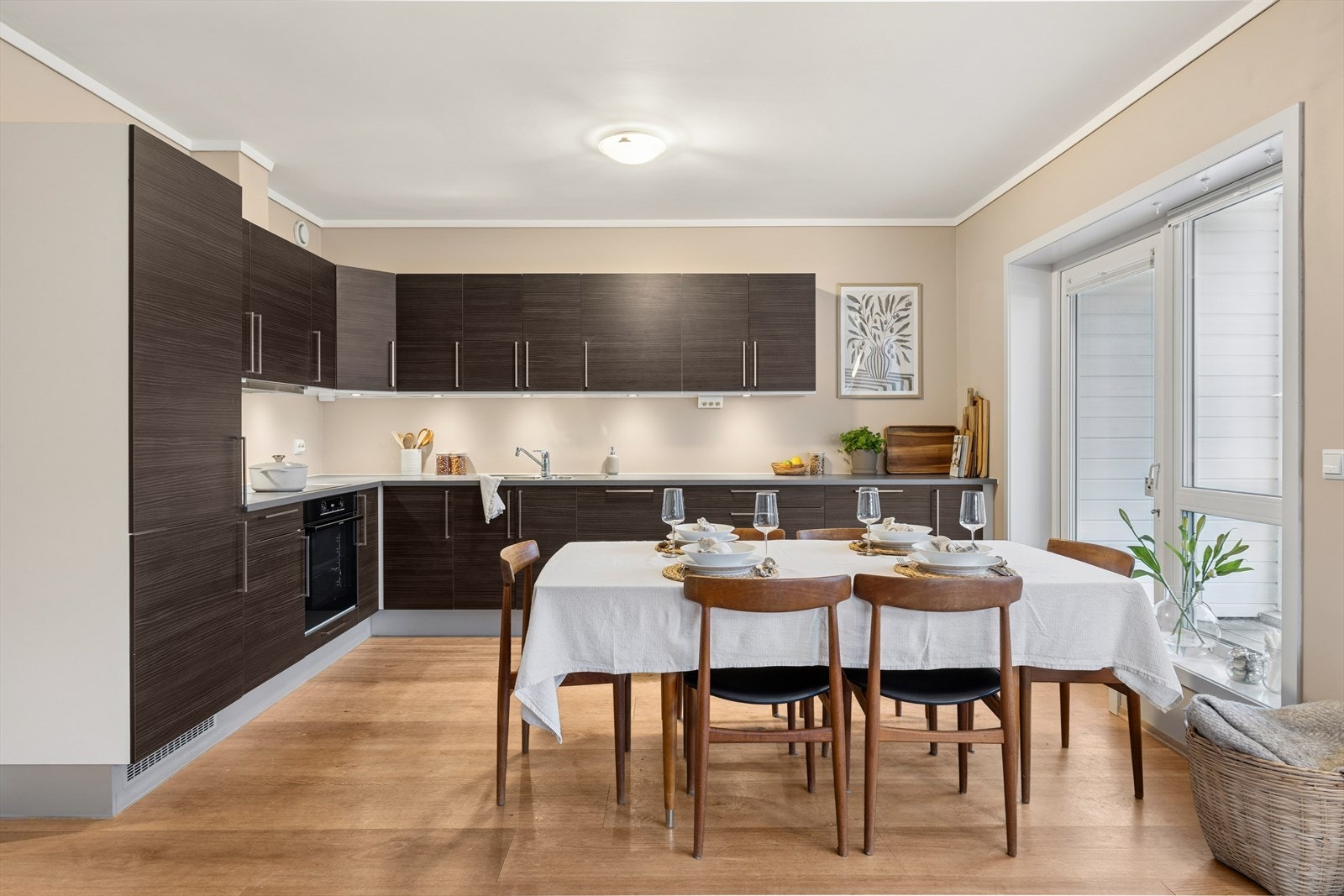 Her er det god plass til et stort spisebord. Galleribilde