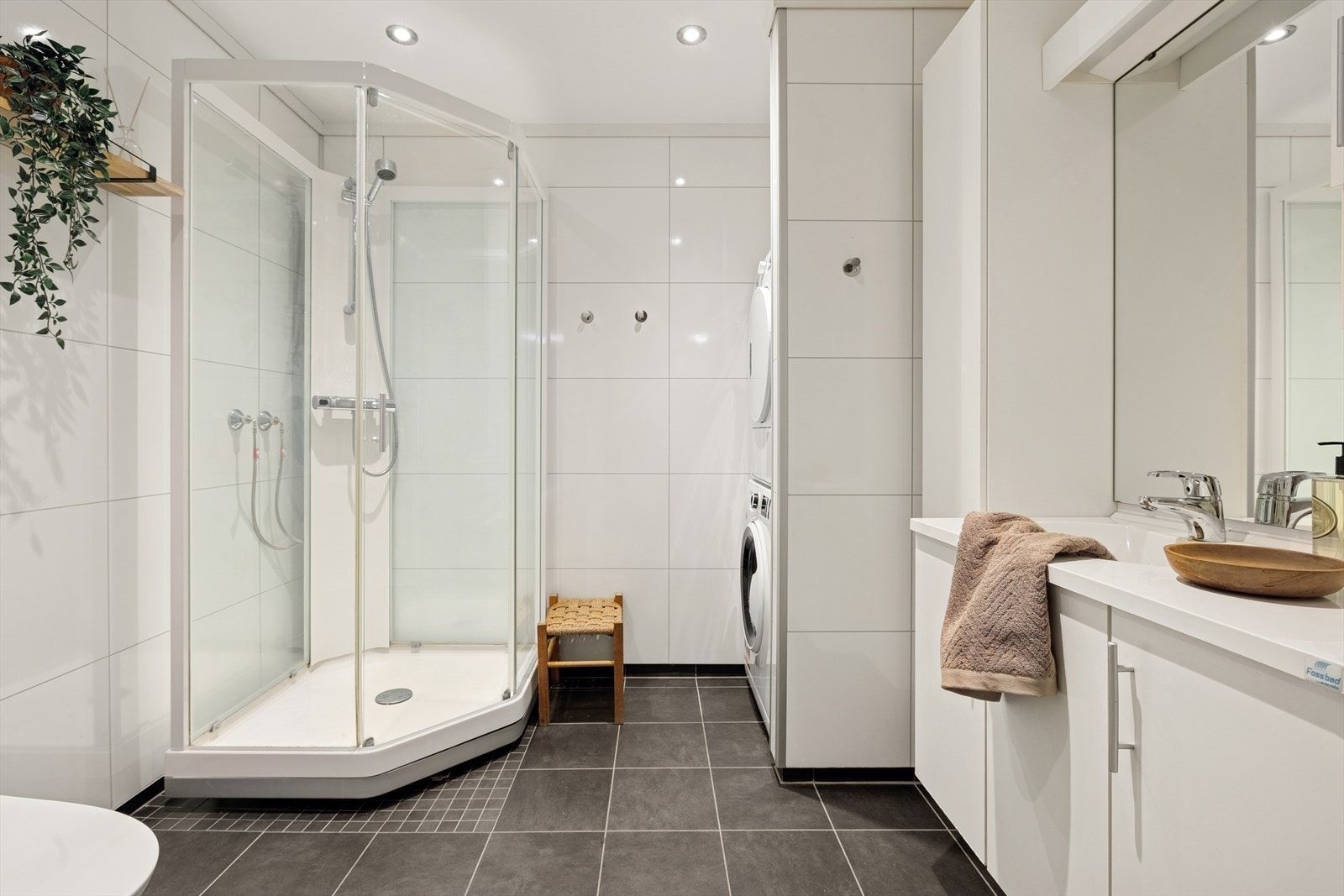 Badet er fra byggeåret 2014 og har fliser på gulvet og våtromsplater på veggene. Himlingen er malt og slett med downlights. Galleribilde