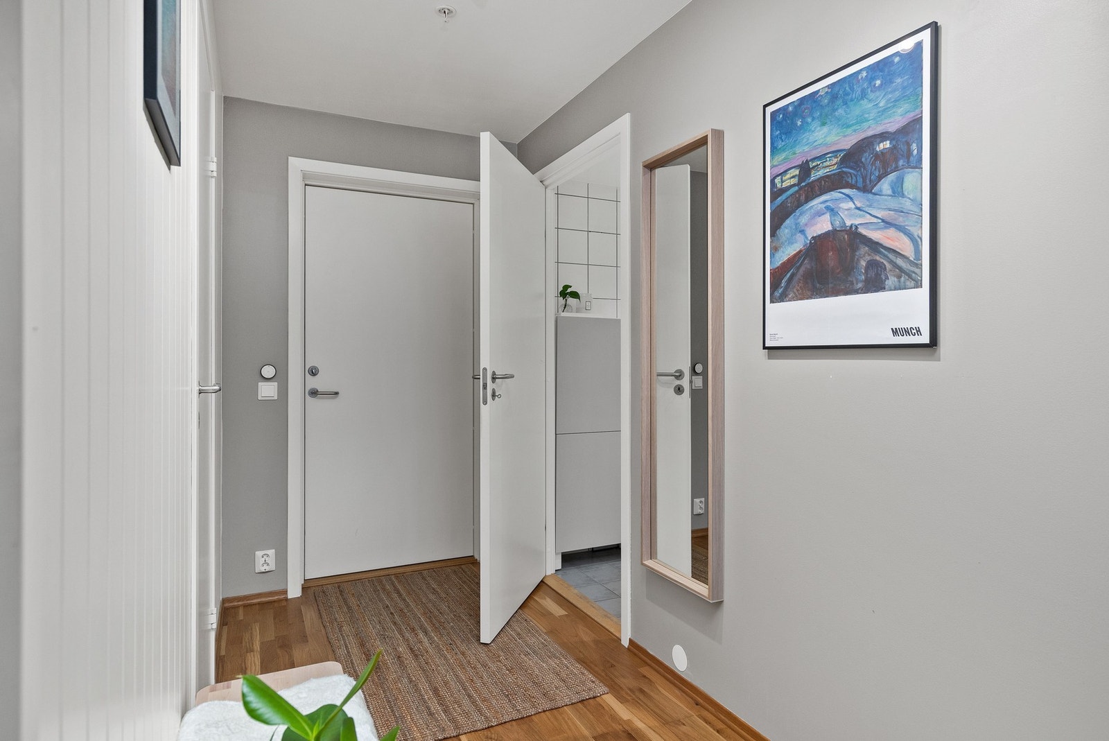 Lys og fin gang/entrè på 4,3 kvm. Galleribilde