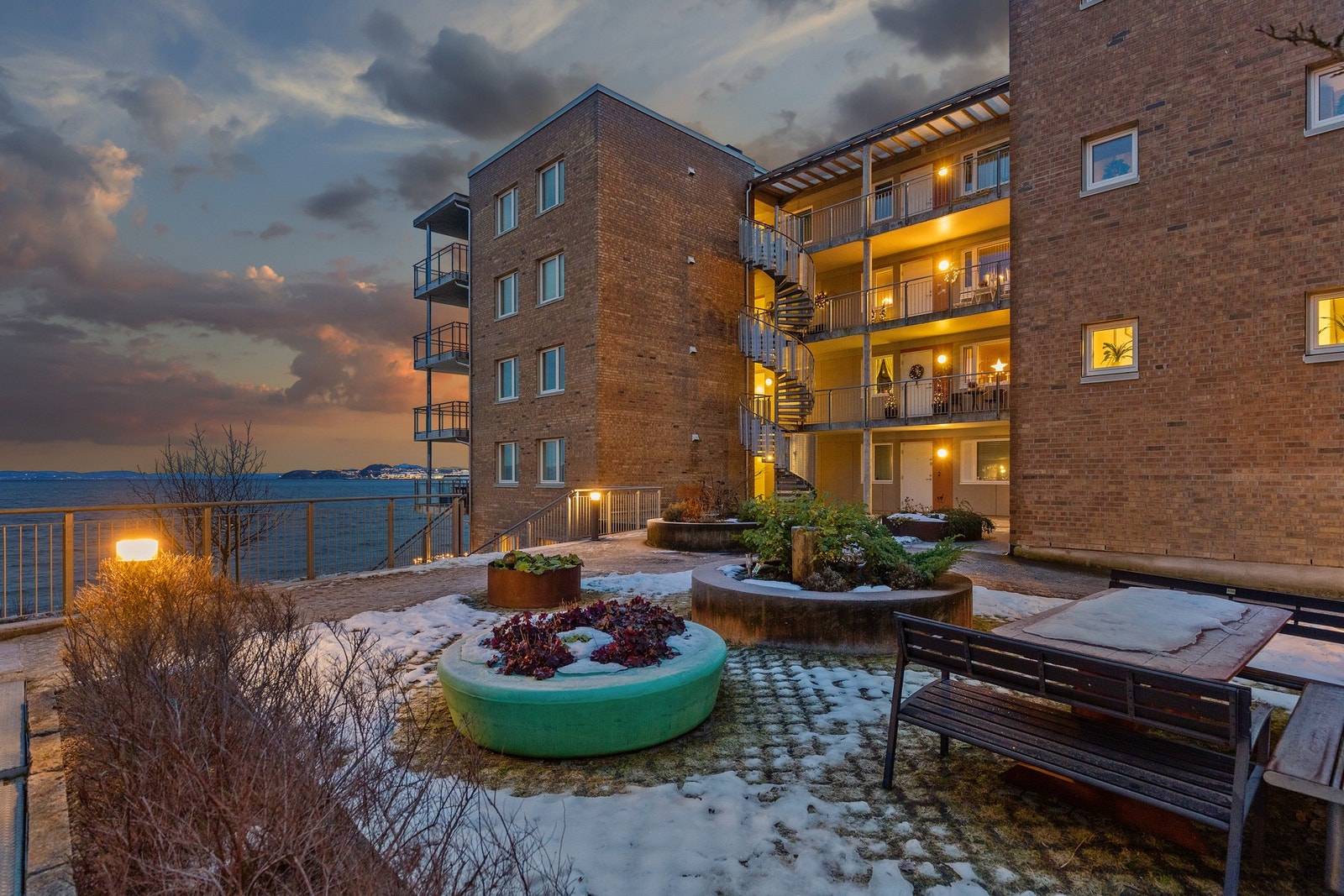 Området rundt er pent opparbeidet med benker, lekeplasser og grøntareal. Galleribilde