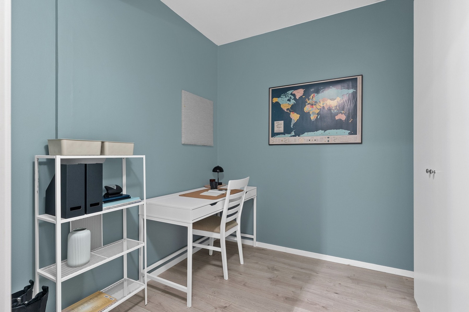 Fra gangen i leiligheten er det tilgang til et stort disprom/bod på 6,9 kvm. Det er også en ekstern sportsbod i samme etasje som leiligheten. Galleribilde