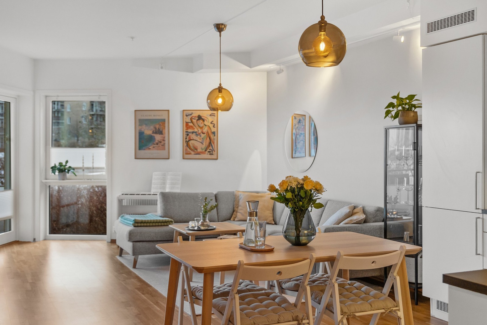 Stuen har flere møbleringsalternativ og det er rikelig med plass til et større spisebord. Galleribilde