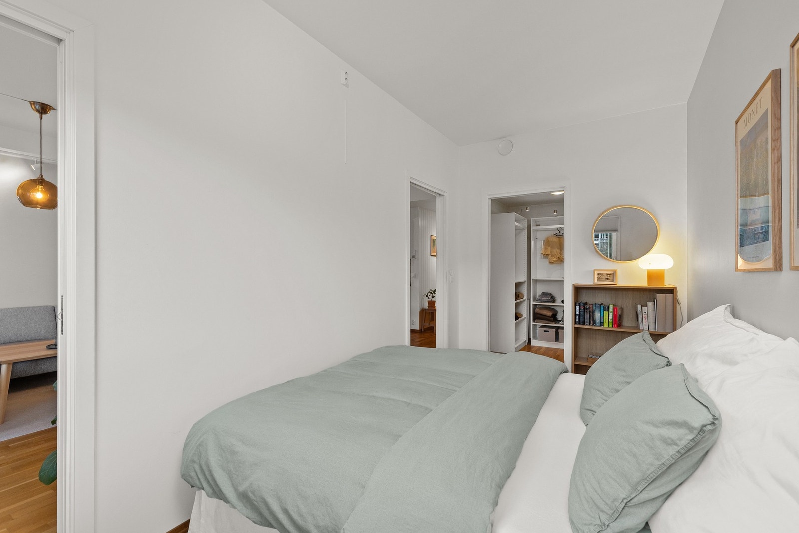 Fra soverommet er det direkte tilgang til et eget walk-in closet. Galleribilde