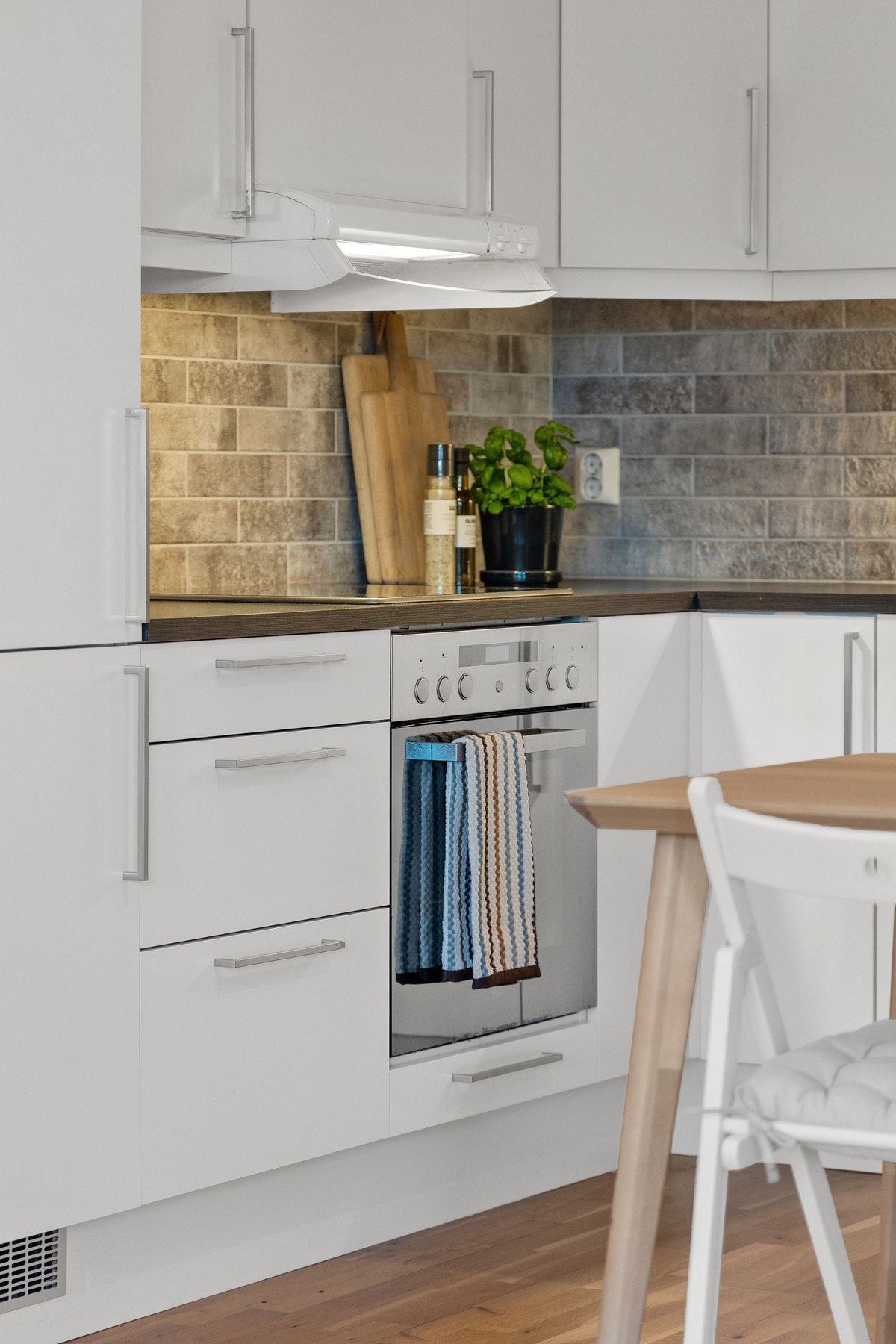 På kjøkkenet er alle hvitevarer inkluderte i handelen. Kombiskap kjøl/frys, stekeovn, platetopp og oppvaskmaskin. Galleribilde