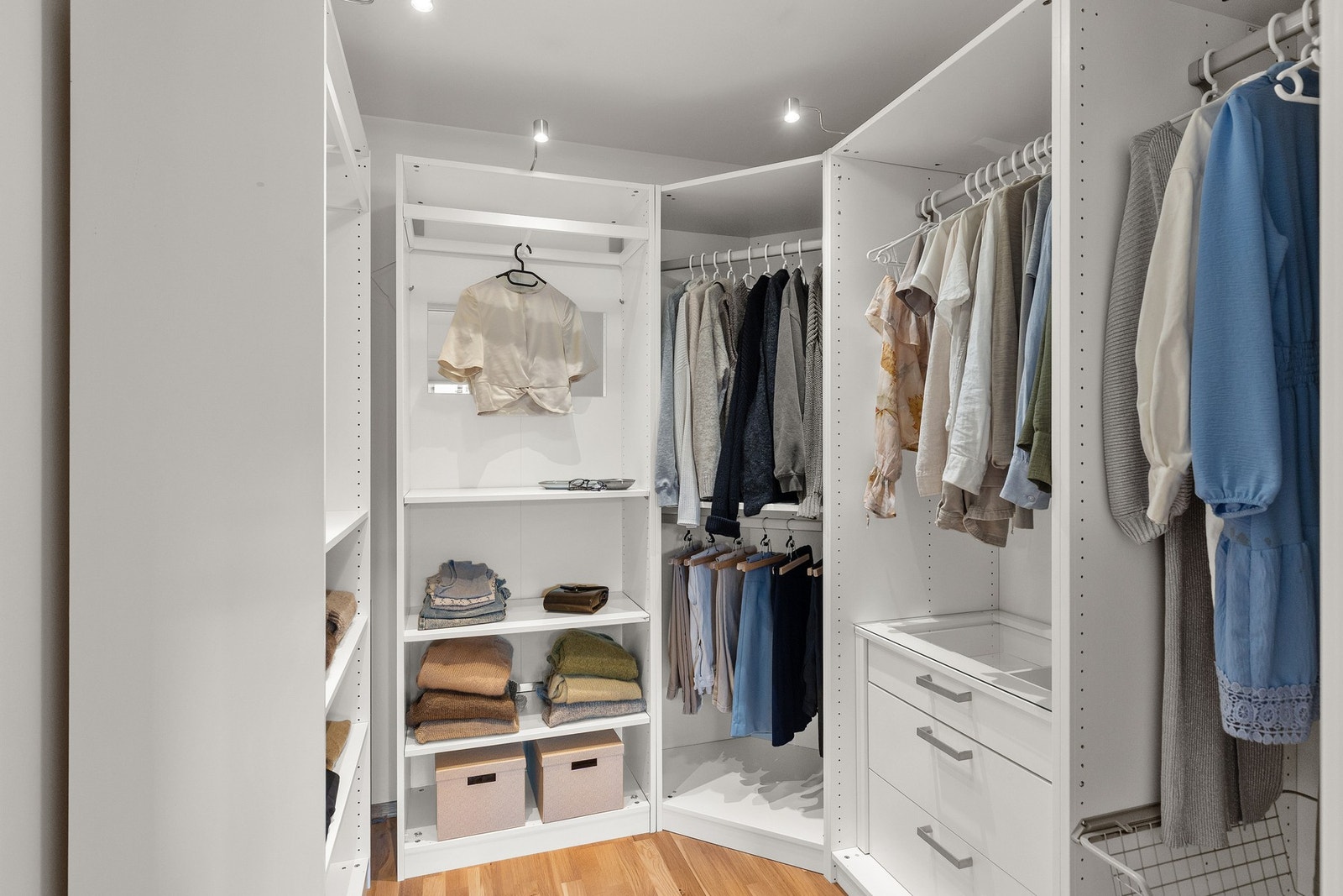 Walk-in closet med mye skapplass. 4,6 kvm. Galleribilde