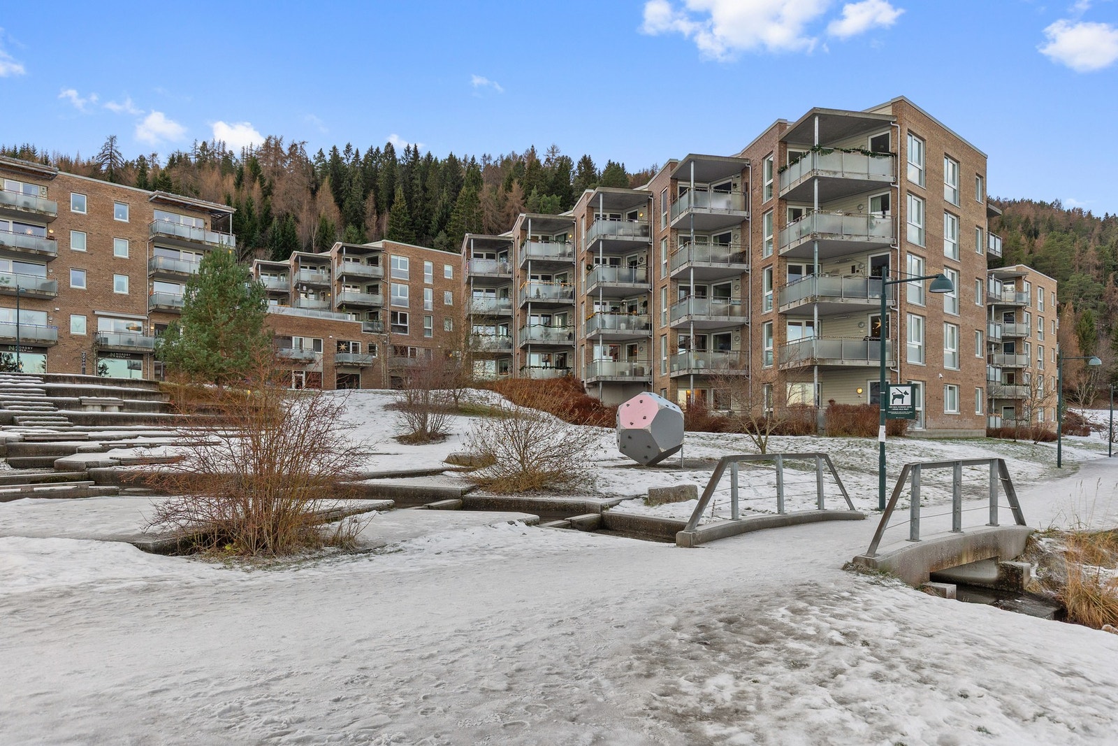 Pen og moderne fasade. I kjelleren er det egen parkeringsplass og heis. Galleribilde