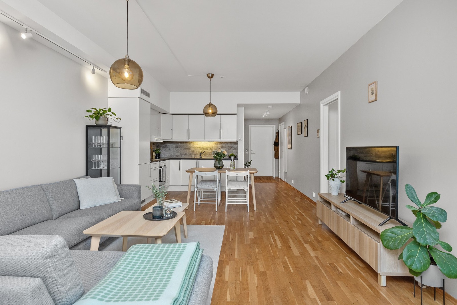 Stuen er malt i lyse og tidsriktige farger. Galleribilde