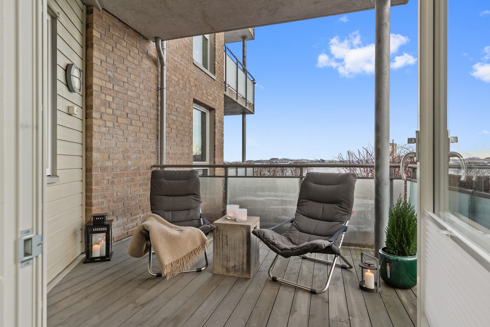 Stor og fin terrasse på 8,7 kvm med gode solforhold. Galleribilde