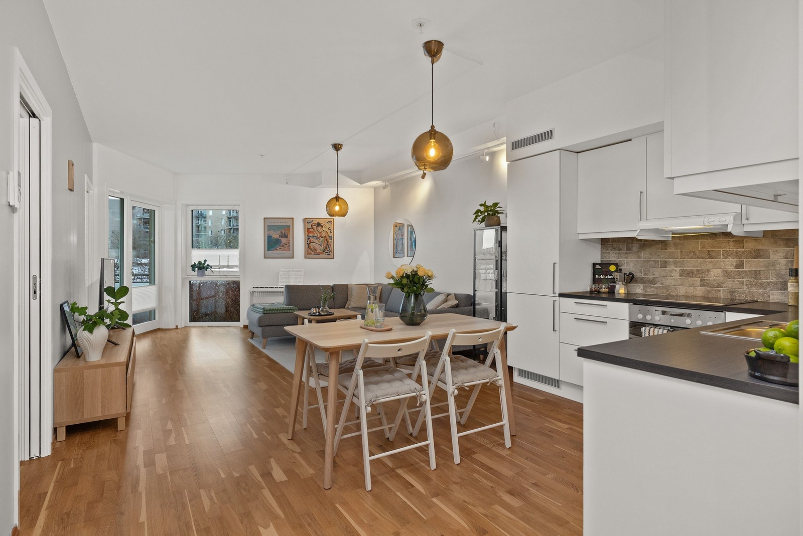 Leiligheten har en åpen og fin stue/kjøkkenløsning på tilsammen 31,7 kvm. Galleribilde