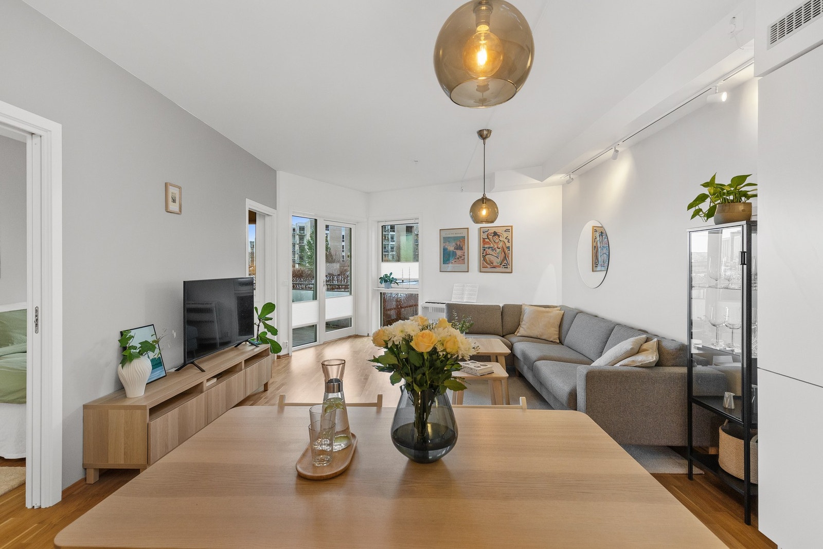 Leiligheten har balansert ventilasjon og oppvarming med fjernvarme som er inkludert i felleskostnadene. Galleribilde