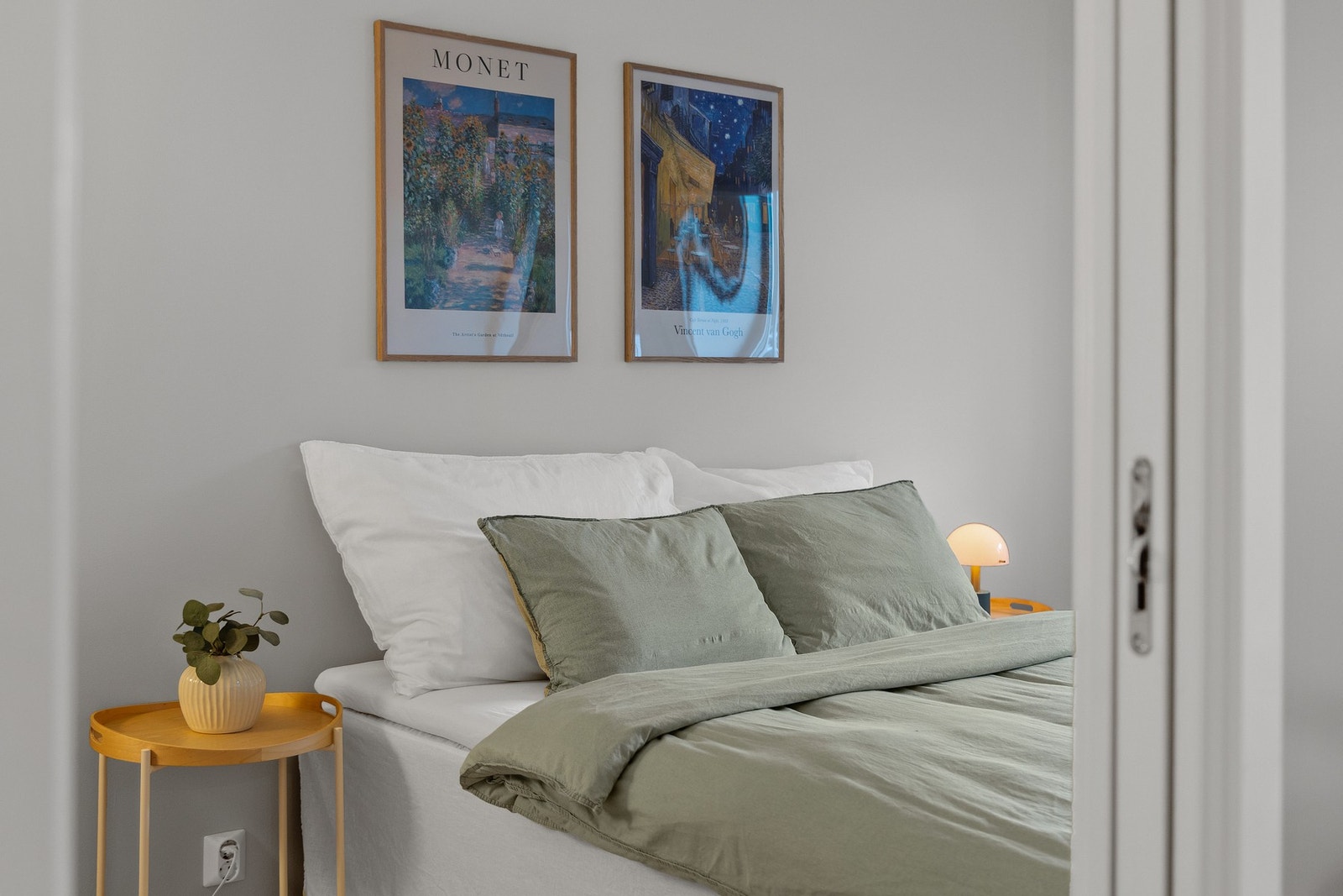 Fra stuen er det inngang til soverom. Galleribilde