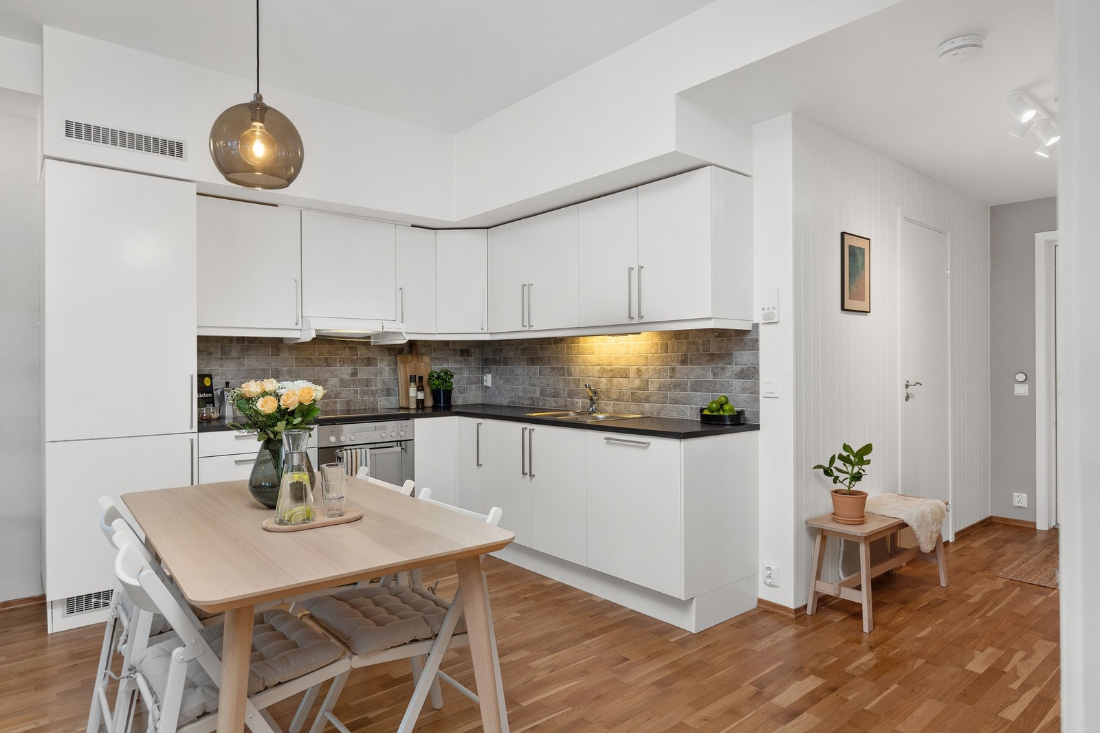 Pent og moderne kjøkken fra HTH. På kjøkkenet er det rikelig med skap og benkeplass. Galleribilde