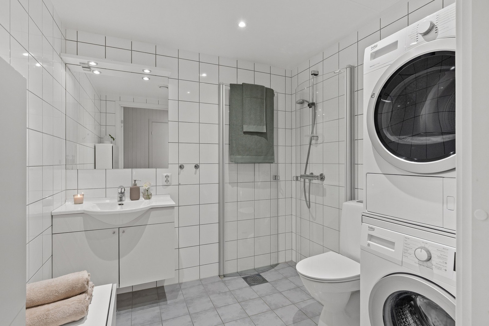 Pent flislagt bad på 4,6 kvm med lune varmekabler i gulvet. Rikelig med plass til vaskemaskin og tørketrommel. Galleribilde