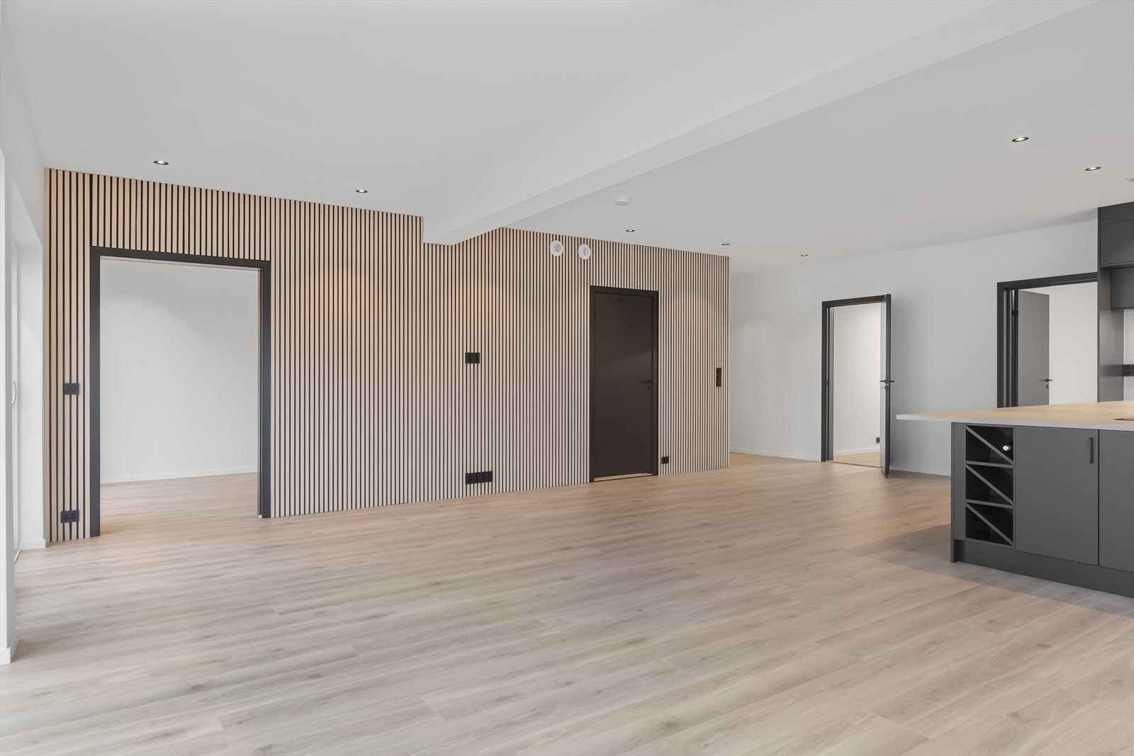 Gjennomført og stilren leilighet med spilevegg og malte overflater. Galleribilde