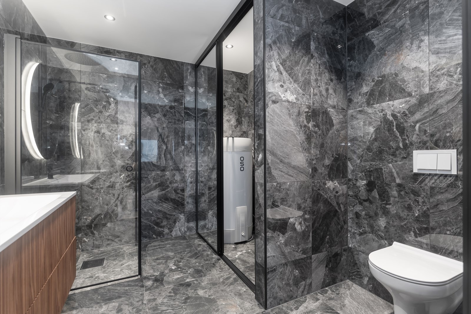 Bak skyvedøren finner man et vaskerom. Galleribilde