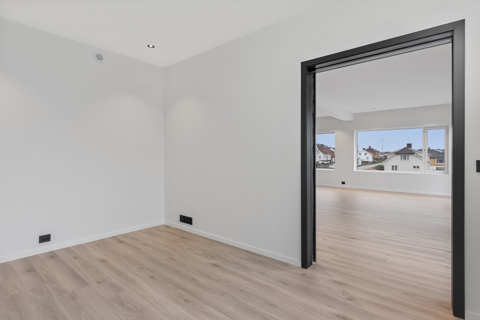 Det er skyvedør mellom ekstra stue og stue/ kjøkken. Galleribilde