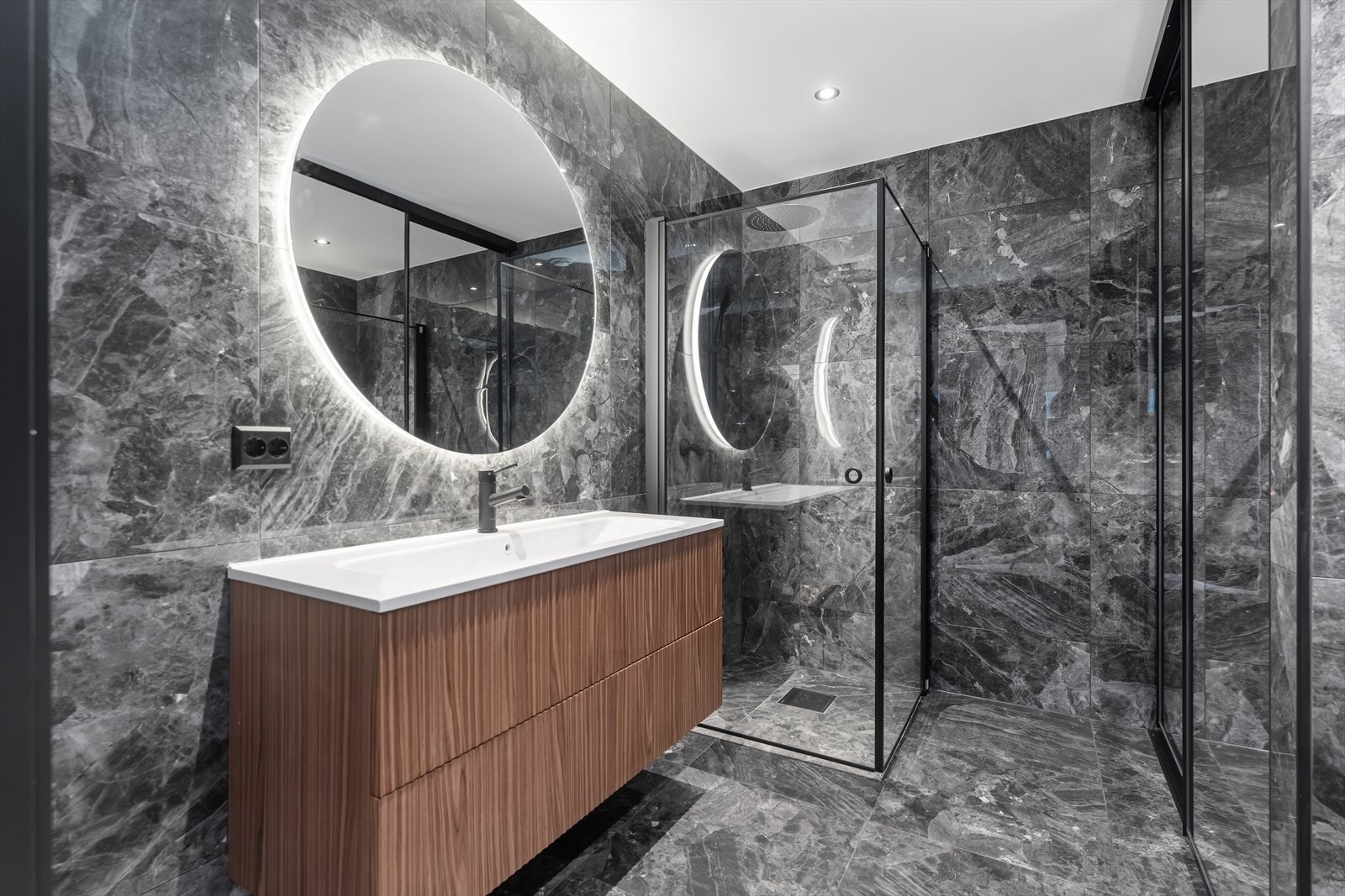 Høyglans fliser på vegger og matte fliser på gulvet. Galleribilde