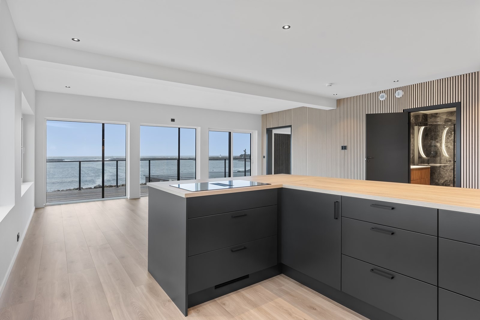 Åpen løsning mellom stue og kjøkken. Galleribilde